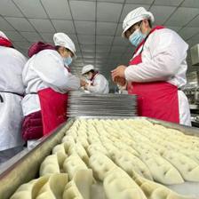 饺子工厂生产忙，食品安全不放松